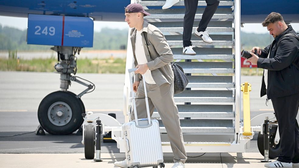 Nico Schlotterbeck steigt aus dem DFB-Flieger. Foto: Federico Gambarini/dpa