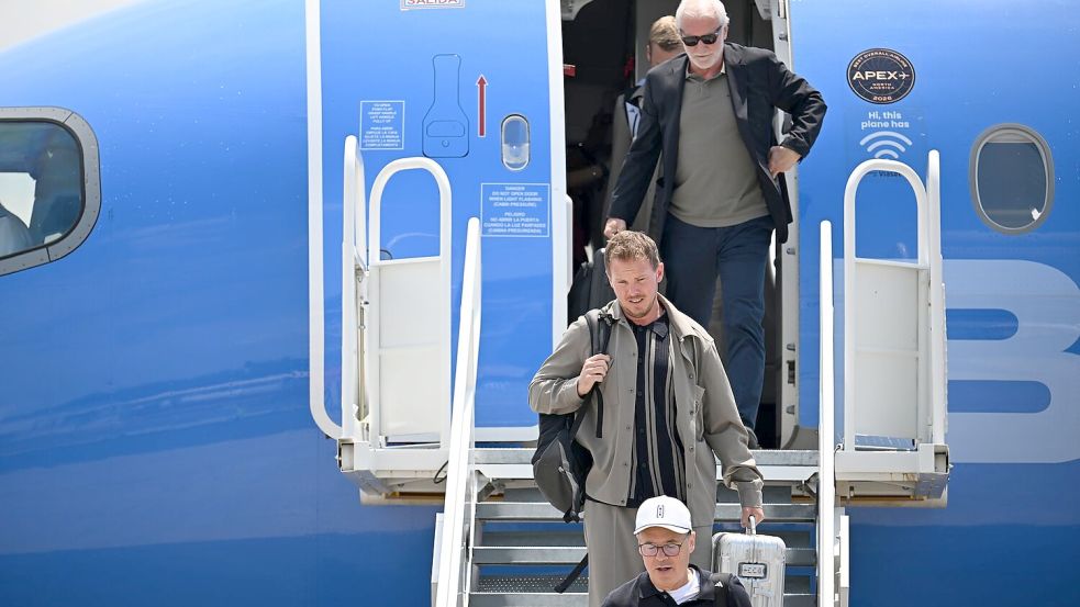 Julian Nagelsmann und Rudi Völler verlassen das Flugzeug in Winston-Salem. Foto: Federico Gambarini/dpa