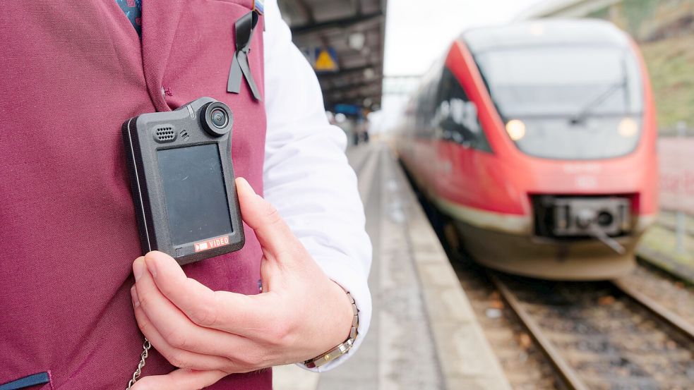 Mitarbeiter der Bahn können freiwillig Bodycams tragen. Foto: dpa/Uwe Anspach