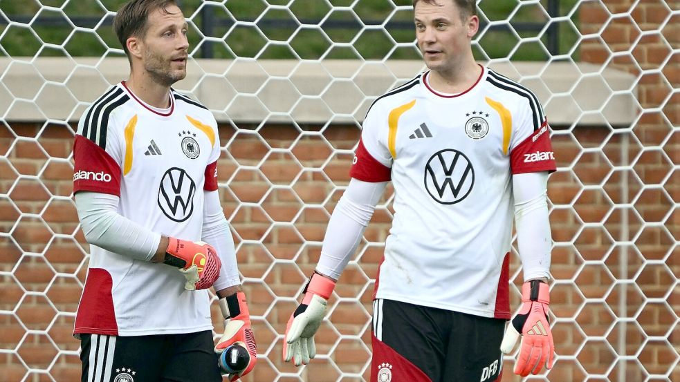 Oliver Baumann (l.) und Mauel Neuer (r.) beim Training der Nationalmannschaft. Foto: Federico Gambarini