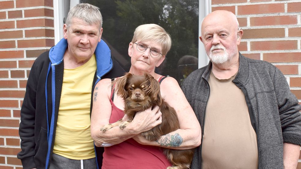 Stefan Westen (links) und seine Verlobte Melanie Merta (mit Hund Elmo) haben bei dem Feuer an der 1. Südwieke in Ostrhauderfehn ihr Zuhause verloren. Ihr Nachbar Bodo Fuchs (rechts) half bei der Vermittlung einer Ferienwohnung, in der Westen und Merta zurzeit wohnen. Fotos: Henrik Zein