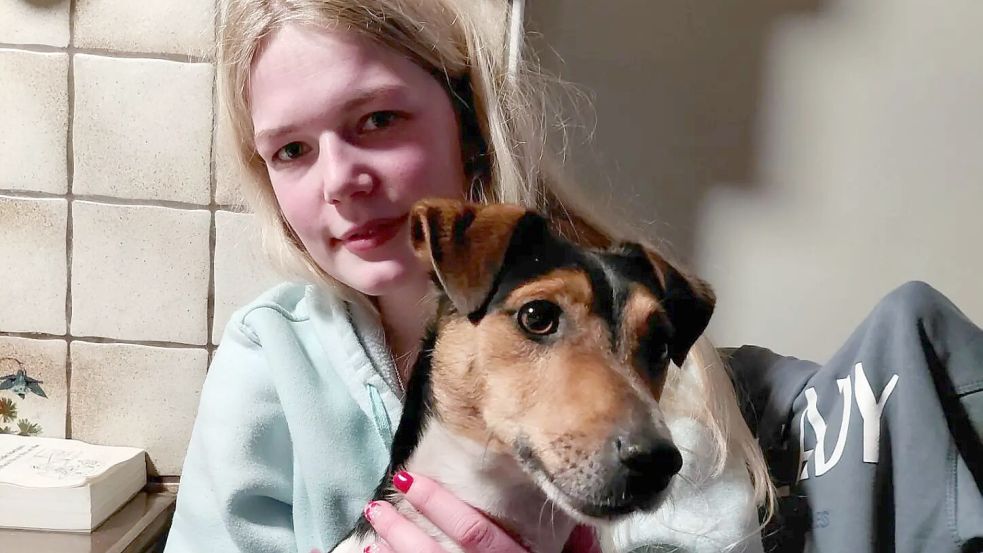 Ein Herz und eine Seele: Marie Kuiper und Hofhund „Nicky“. Foto: Kuiper