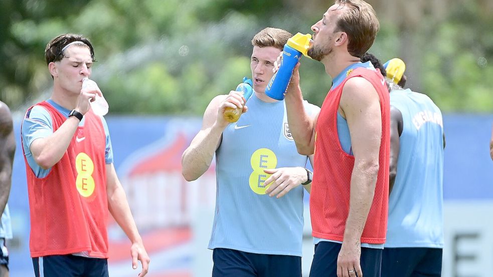 Englands Nationalspieler um Harry Kane (r) während einer Trinkpause. (Archivbild) Foto: Jc Ruiz