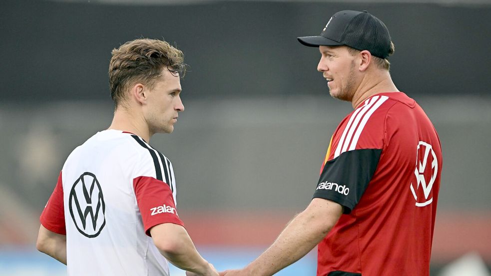 Fast 30 Minuten im Vier-Augen-Gespräch: Für Bundestrainer Julian Nagelsmann (l) ist Joshua Kimmich sein erster Ansprechpartner im Team. Foto: Federico Gambarini