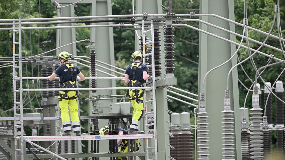 Der Netzbetreiber arbeitet weiter daran, alle betroffenen Haushalte wieder mit Strom zu versorgen. Foto: Marijan Murat/dpa