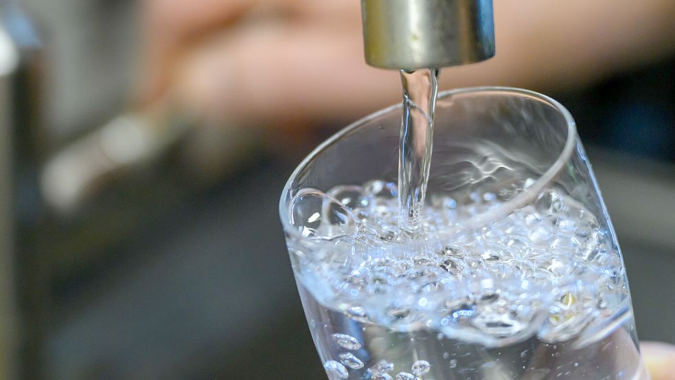 Einige Haushalte in der Gemeinde Krummhörn bekommen eine neue Trinkwasserleitung. Foto: Hendrik Schmidt/dpa