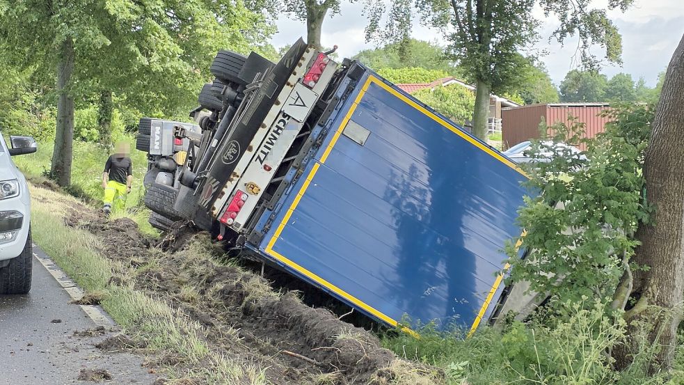 Der Lkw kam von der Fahrbahn ab und rutschte in den Graben. Foto: Bodo Wolters
