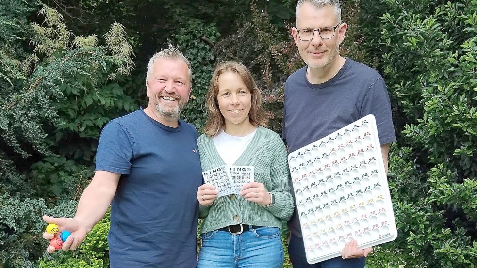 Thomas (von links) und Britta Hessenius freuen sich mit Helmut ter Hazeborg auf die Premiere und zugleich Jubiläumsausgabe von „Bingo trifft Bühne“ am 10. Juni. Foto: Clarissa Scherzer