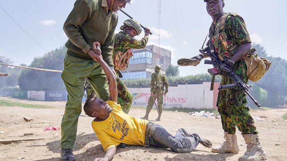 Ein Demonstrant wird in Kenia bei Protesten gegen ein von den USA geplantes Ebola-Quarantänezentrum auf dem Luftwaffenstützpunkt Laikipia festgenommen. Foto: Brian Inganga