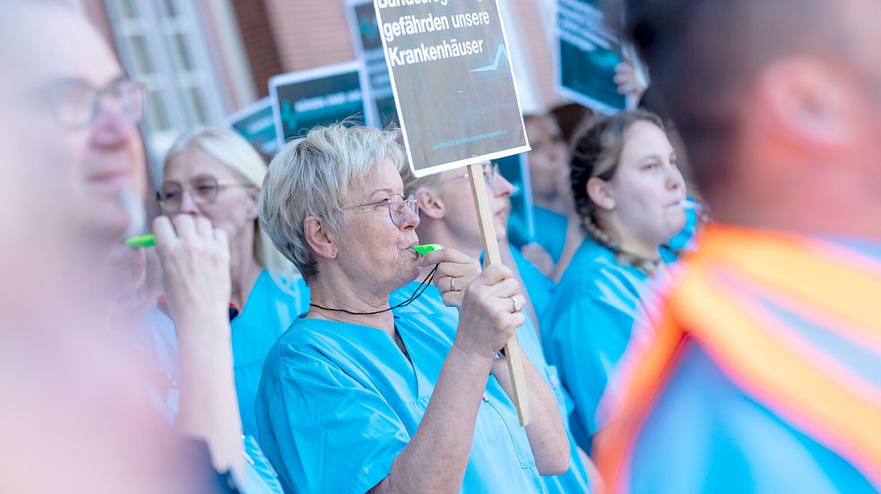 Am Borromäus-Hospital haben Beschäftigte mit einem Protest auf ihre Sorgen aufmerksam gemacht. Foto: Klaus Ortgies