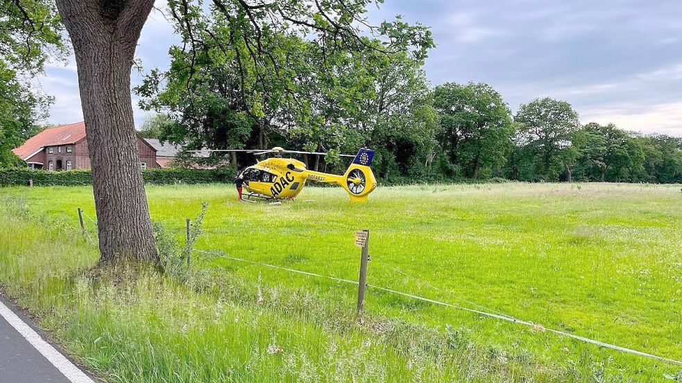 Ein Rettungshubschrauber wurde am Montagabend wegen eines schweren Unfalls in Jübberde angefordert. Foto: Feuerwehr