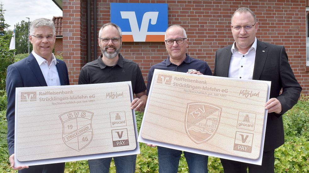 So sieht die neue Vereins-Girokarte vergrößert aus. Es freuen sich über die Aktion: (von links) Stefan Nowak (Raiba-Vorstand), Martin Rosenbaum (SV Strücklingen), Armin Flügge (TSV Ostrhauderfehn) und Ralf Lüken (Raiba-Vorstand). Fotos: Henrik Zein