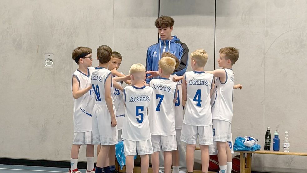 Noah Wachtel ist Coach der U10 von Fortuna Logabirum. Am Wochenende lief es beim Heim-Turnier sportlich nicht so gut wie erhofft. Fotos: privat