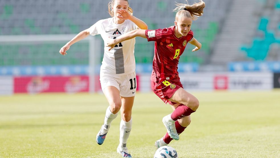 Kräftig rotiert: Vivien Endemann (r) war eine von acht neuen Spielerinnen in der deutschen Startelf. Foto: Ales Fevzer