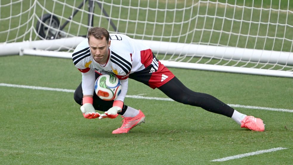 Manuel Neuer packt für sein WM-Comeback im Training richtig zu. Foto: Federico Gambarini/dpa
