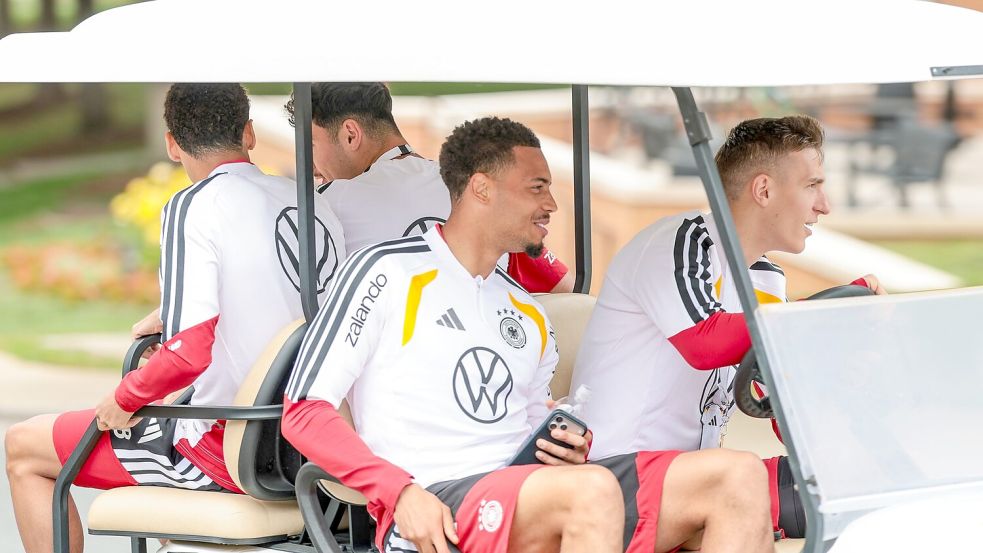 Im Golf-Cart ging es für einige Nationalspieler zum Training. Foto: Jan Woitas