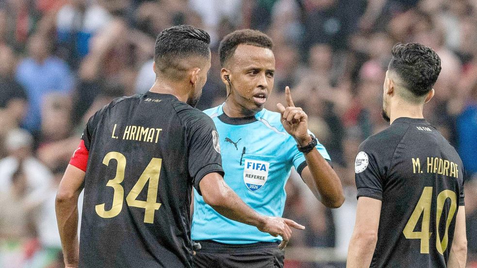 Der für die Fußball-WM vorgesehene Schiedsrichter Omar Artan durfte nicht in die USA einreisen. (Archivbild) Foto: Mosa’ab Elshamy