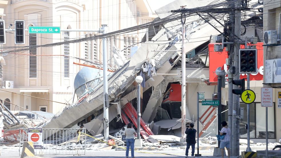 Mehr als 3.000 Gebäude sind offiziellen Angaben zufolge beschädigt oder zerstört worden. Foto: Uncredited/AP/dpa