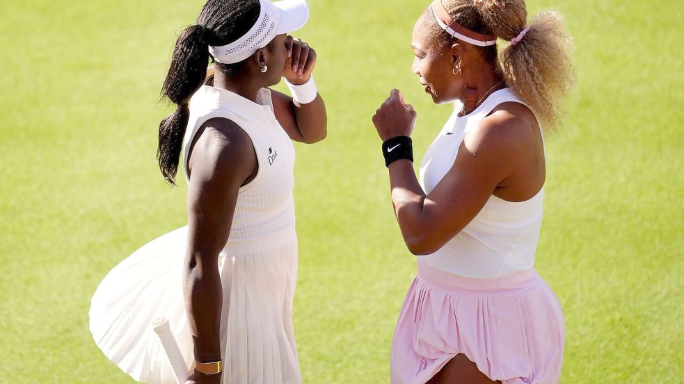 Doppelpartnerin Victoria Mboko (l) ist 25 Jahre jünger als Serena Williams (r). Foto: Adam Davy