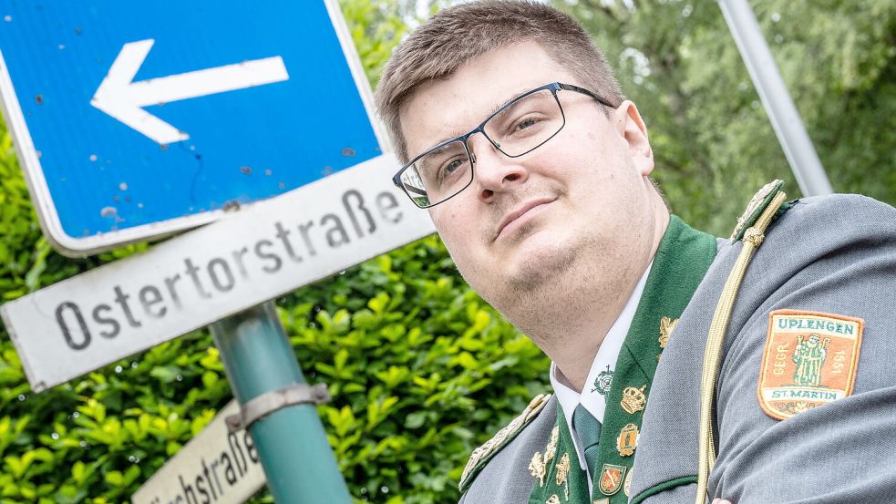 Kai Weers ist Vorsitzender des Uplengener Schützenvereins. Hier steht er vor dem Straßenschild der Ostertorstraße. Foto: Klaus Ortgies