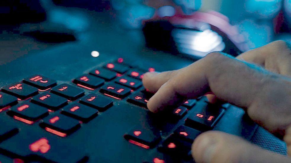 Nach umfangreichen Ermittlungen der Bremer Polizei und internationaler Behörden haben Spezialkräfte einen 37-jährigen Verdächtigen in seiner Wohnung festgenommen. Foto: Nicolas Armer / dpa
