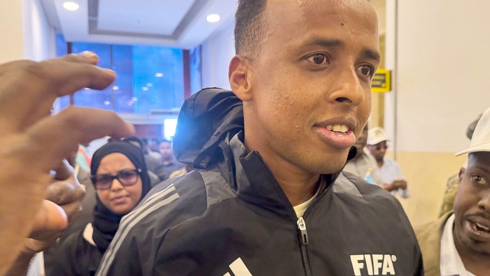 Bei seiner Rückkehr nach Somalia wurde Referee Omar Artan gefeiert. Foto: Farah Abdi Warsameh