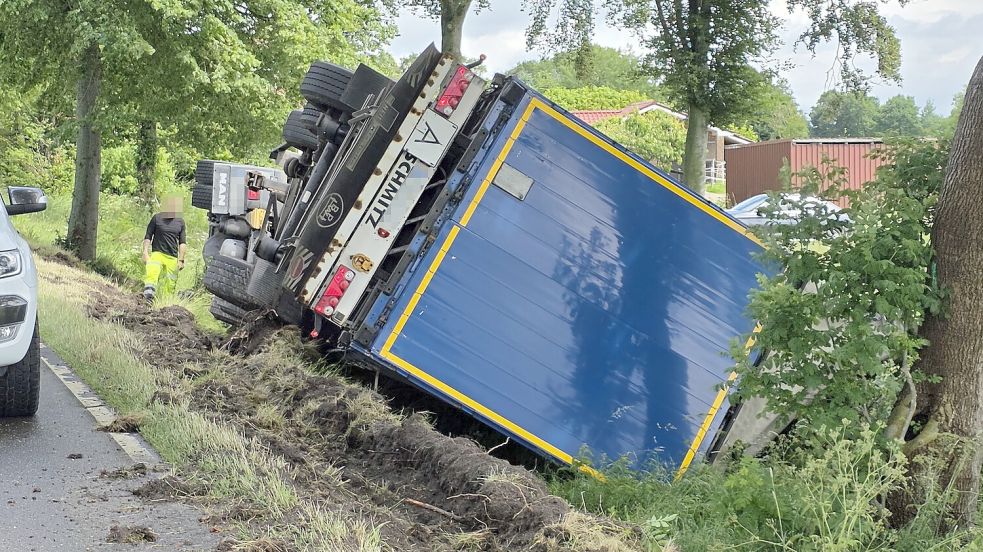 Der Lkw kam von der Fahrbahn ab und rutschte in den Graben. Foto: Bodo Wolters