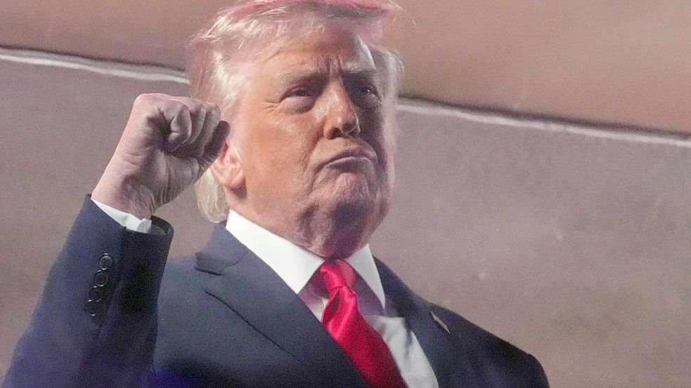 Trump demonstriert Macht. Foto: Mark Schiefelbein