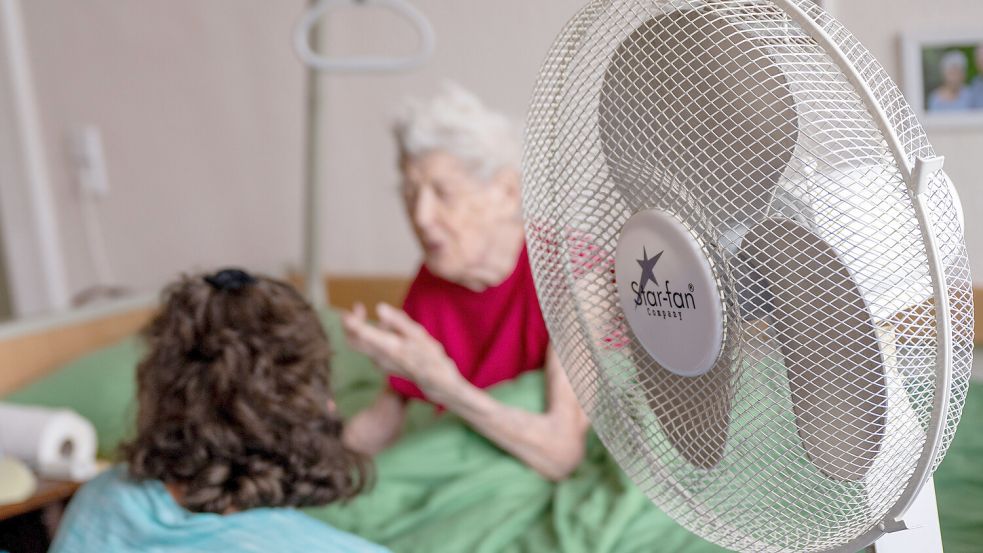 Gerade bei Hitze muss darauf geachtet werden, dass vor allem Senioren tagsüber genug Flüssigkeit zu sich nehmen und die Zimmer in den kühleren Morgen- und Abendstunden gut durchlüftet werden. Symbolfoto: DPA/Archiv