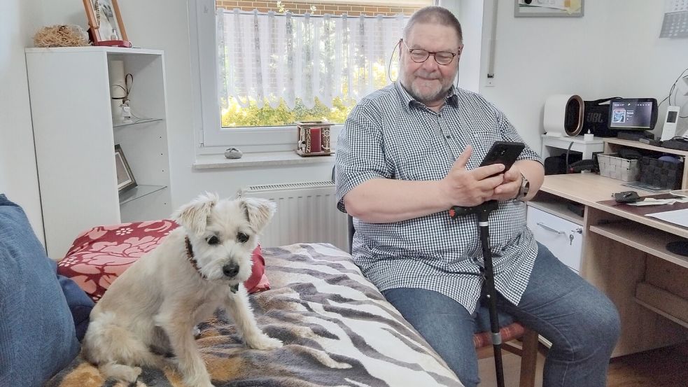 Das Bett ist Udo Berscheids Ideenschmiede. Sein Handy ist sein Werkzeug. Foto: Clarissa Scherzer