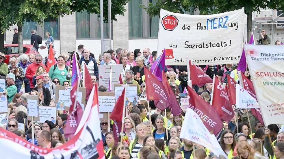 In Hannover protestierten mehrere Tausend Menschen gegen die Gesundheitsreform. Foto: Julian Stratenschulte/dpa