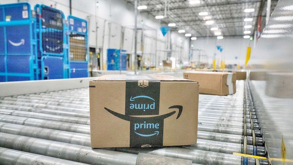 Die Verbraucherzentrale NRW hat den Online-Händler Amazon wegen einer Preiserhöhung im Sommer 2022 verklagt. (Archivbild) Foto: Richard Vogel/AP/dpa