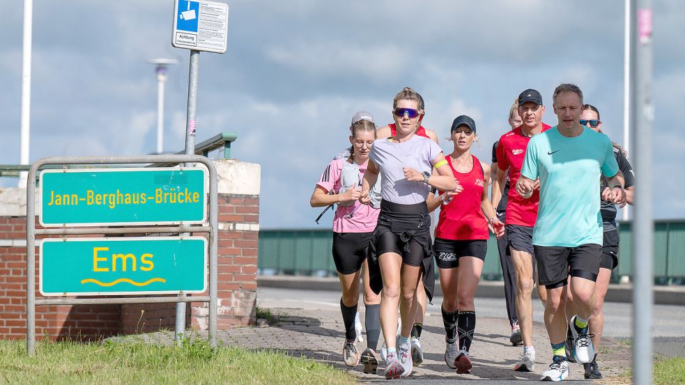 Über die Jann-Berghaus-Brücke ging es Richtung Leer. Joyce Hübner läuft vorweg. Fotos: Klaus Ortgies