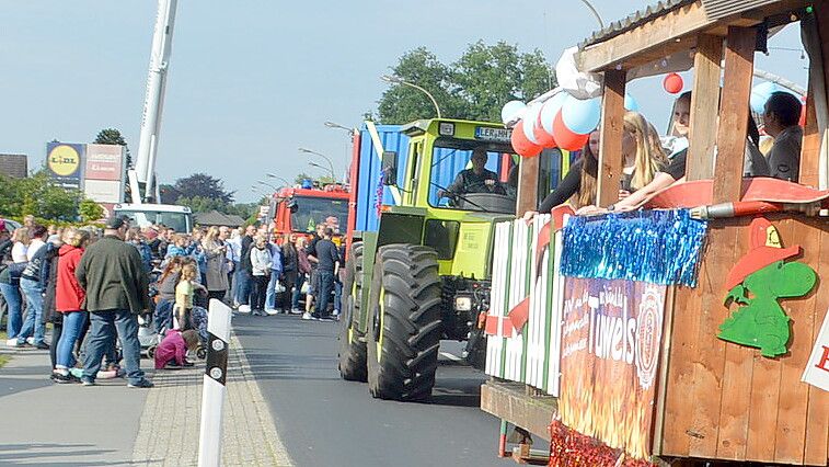 Bei der Löschparade in Flachsmeer am Samstag werden wieder Dutzende Wagen mitfahren. Foto: Archiv/Holger Weers