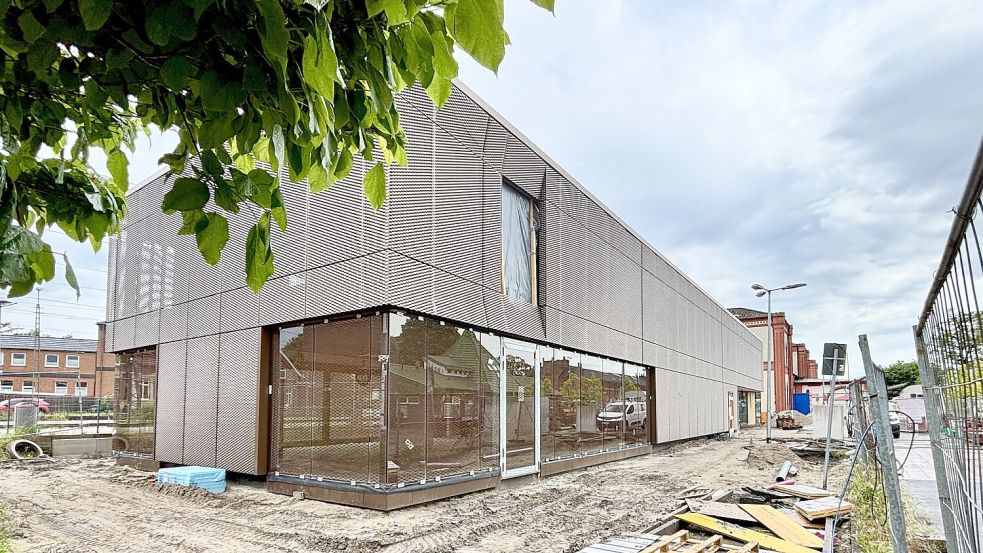 Die Fahrradstation am Leeraner Bahnhof sieht von außen schon recht fertig aus. Foto: Klaus Ortgies