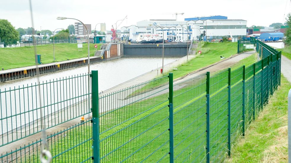Die Seeschleuse wird noch stärker gesichert. Foto: Bodo Wolters