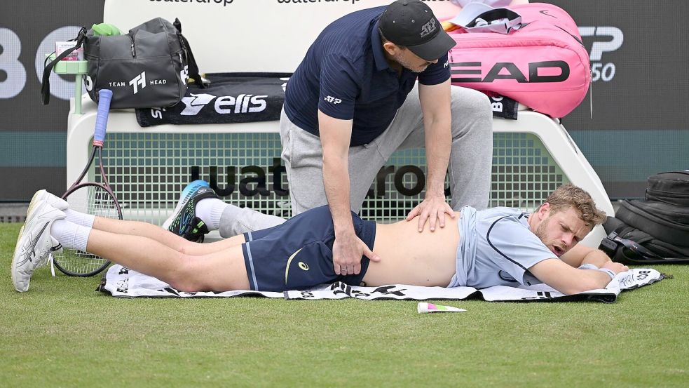 Medizinische Auszeit für Hanfmann: Der deutsche Tennisprofi ließ sich im dritten Satz behandeln. Foto: Marijan Murat