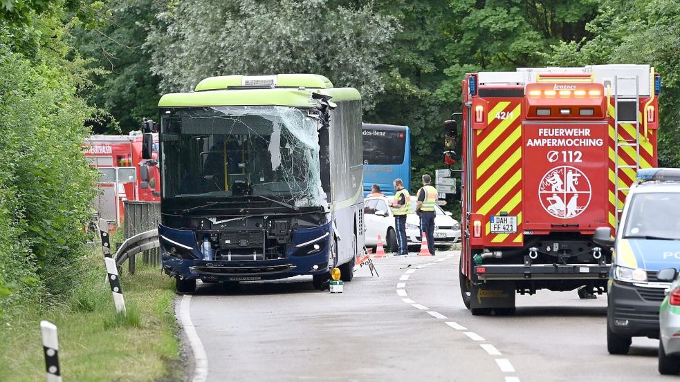 Mehr als 100 Rettungskräfte waren nach dem Unfall im Landkreis Dachau im Einsatz. Foto: Sven Hoppe/dpa