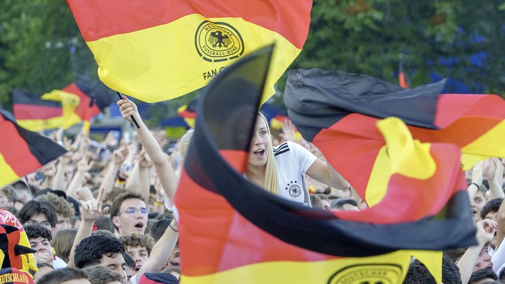 An mehreren Orten in Ostfriesland wird zur WM 2026 ein Public Viewing veranstaltet. Symbolfoto: Andreas Arnold/DPA