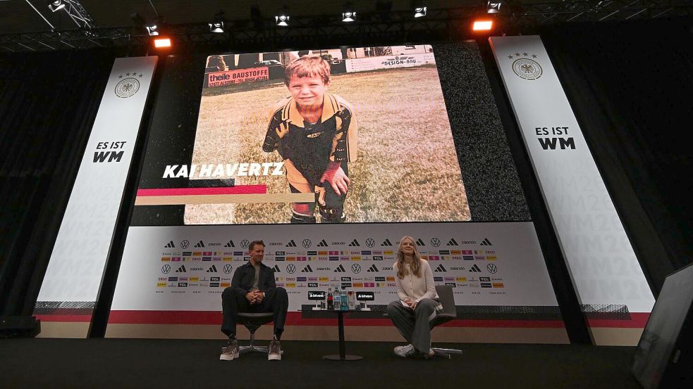 Julian Nagelsmann (l) lobt Kai Havertz bei der WM-Nominierung in einem Video, das den Arsenal-Profi (oben) als kleinen Jungen zeigt. (Archivbild) Foto: Federico Gambarini/dpa