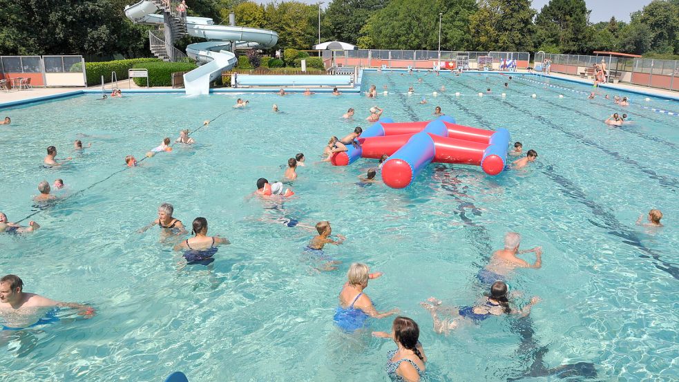 In den Sommerferien können Kinder aus Rhauderfehn mit dem Gemeindejugendring wieder nach Weener zum Schwimmen fahren. Foto: Carsten Ammermann/Archiv