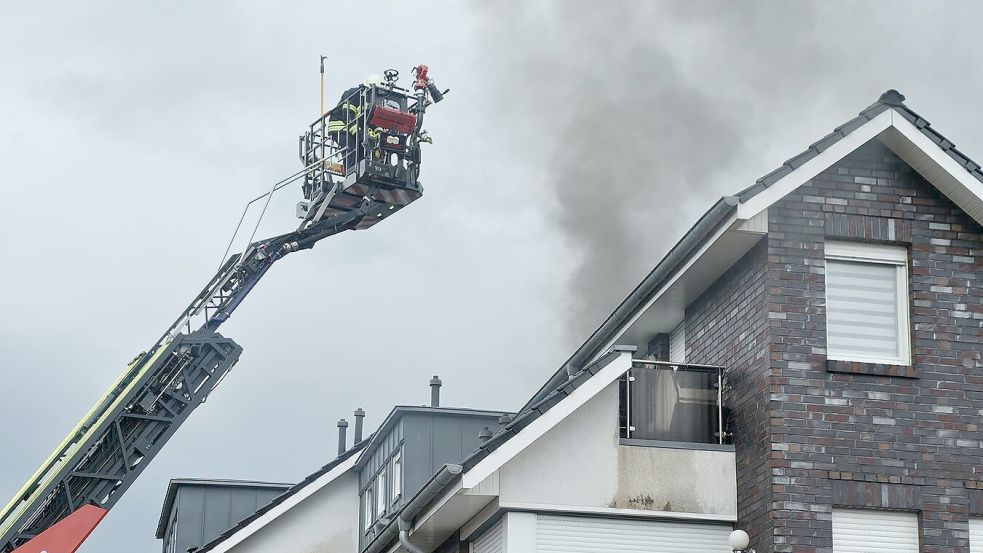 Die Friesoyther Feuerwehr war am Mittwoch, 10. Juni 2026, im Einsatz bei einem Dachstuhlbrand in der Friesoyther Innenstadt, der durch einen Blitzeinschlag ausgelöst worden war. Foto: Feuerwehr