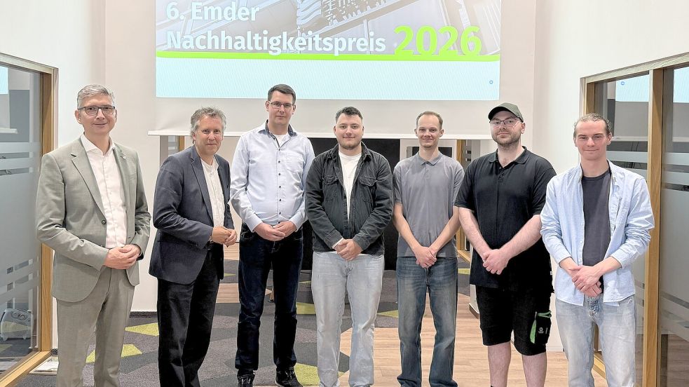 An der Preisübergabe nahmen Hochschulpräsident Prof. Dr. Marco Rimkus (von links), Stadtwerke-Geschäftsführer Jens Gieselmann, Hauptpreisträger Timo Knöner, Jan-Malte Graß, Felix de Boer, Kilian von Höfen (lobende Erwähnung) und der Zweitplatzierte Paul Hennenberg teil. Mats Bertelmann, der den dritten Preis erhielt nahm per Videocall an der Veranstaltung teil. Foto: Hochschule Emden/Leer