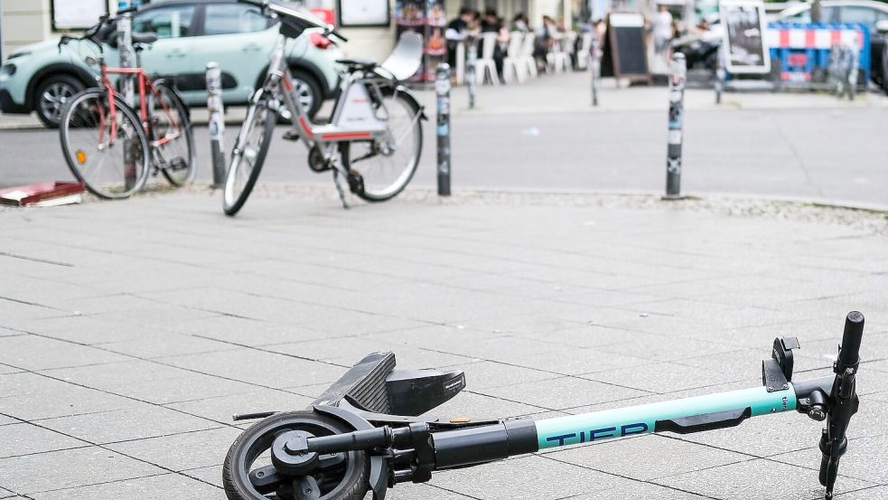 Eine Mehrheit will strengere Regeln für E-Scooter. (Symbolbild) Foto: Jens Kalaene