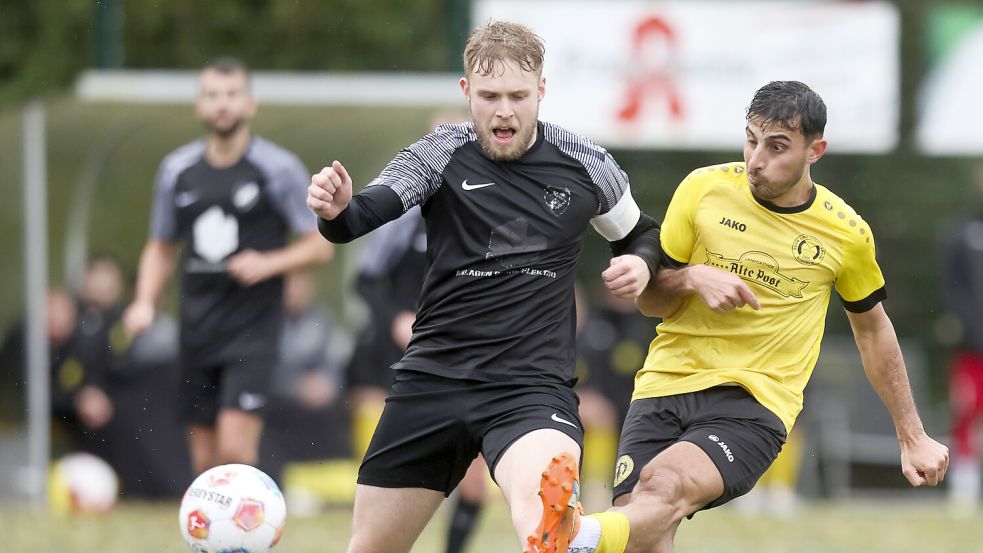Der TuS Hinte (links) mit Kapitän Ajo Rehn hofft auf den Klassenerhalt. Foto: Doden/Emden