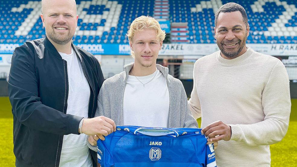 Luca Prasse (Mitte) wird künftig wieder das Meppen-Trikot tragen. Darüber freuen sich SVM-Trainer Lucas Beniermann (links) und Sportchef Olufemi Smith (rechts). Foto: SV Meppen