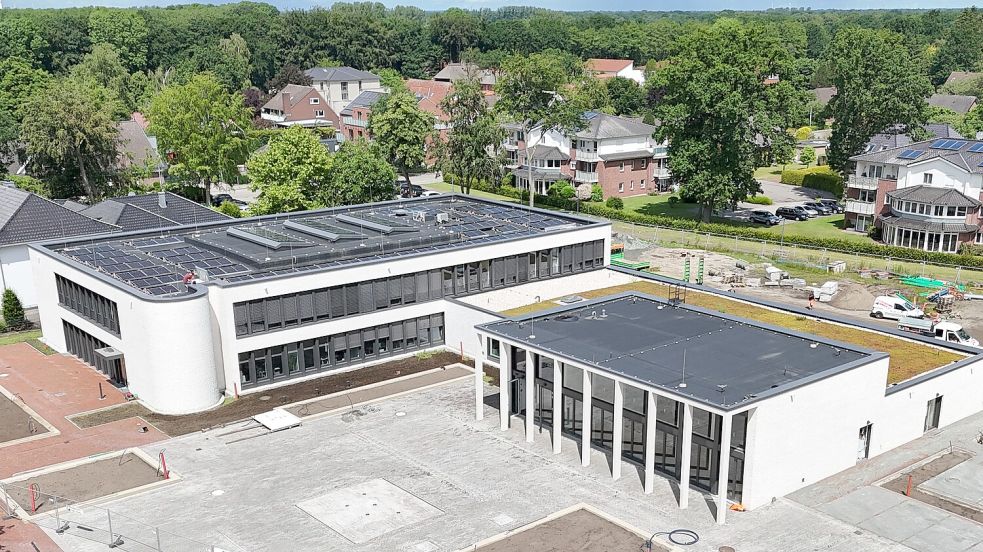 Das Bürgerhaus (rechts) ist in einem zweiten Bauabschnitt direkt neben dem neuen Rathaus entstanden. Foto: Rohde