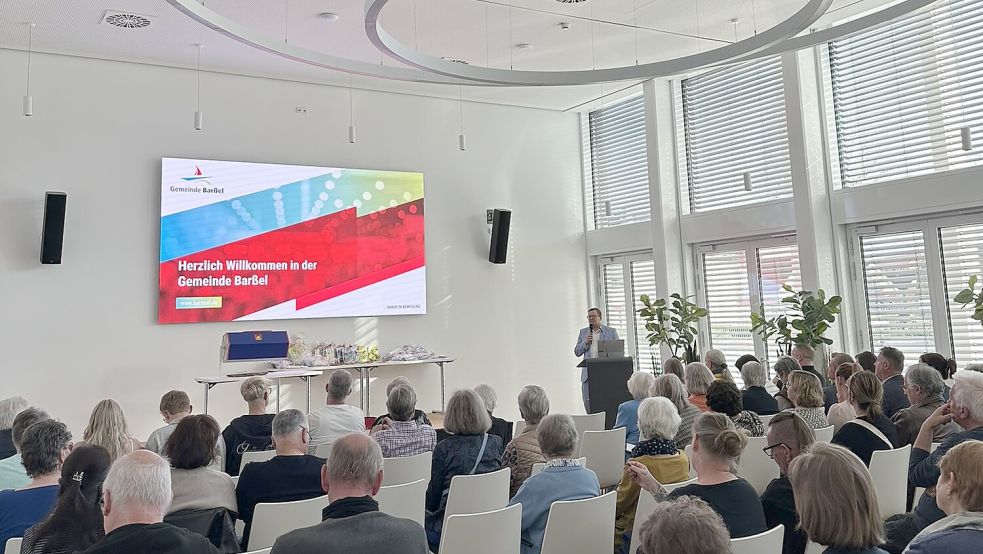 Im großen Saal des neuen Bürgerhauses konnte Bürgermeister Nils Anhuth (am Pult) bereits die ersten Gäste empfangen. Foto: Rohde