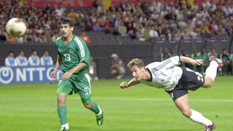 Einzigartig: Schon bei der WM 2002 zeigt Miroslav Klose seine außergewöhnlich hohe Kopfball-Torgefahr. Foto: IMAGO / Sven Simon