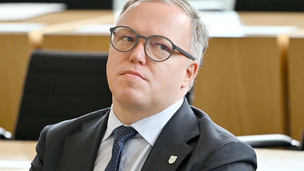 Thüringens Ministerpräsident Mario Voigt (CDU) steht derzeit wegen des Einsatzes von KI in der Kritik. Foto: dpa | Martin Schutt